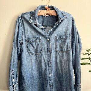 Classic Denim Button-Up Shirt Levi’s women medium